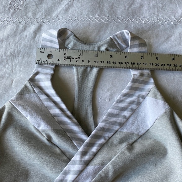Lululemon Women's Deep Breath Tank Top Gray Stripe Size 4 V-neck Built in‎ Bra - Picture 8 of 12